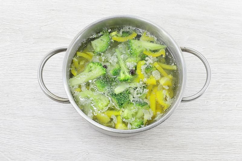 Промыть и просушить брокколи, отделить соцветия, при необходимости разрезать на меньшие кусочки и добавить в суп. Если капуста была замороженная, то можно сразу положить ее в суп.