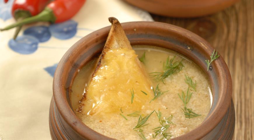 Сыр взбить с желтками, смазать хлеб и запечь в горячей духовке, 5 мин. Положить хлеб в тарелки, влить суп.