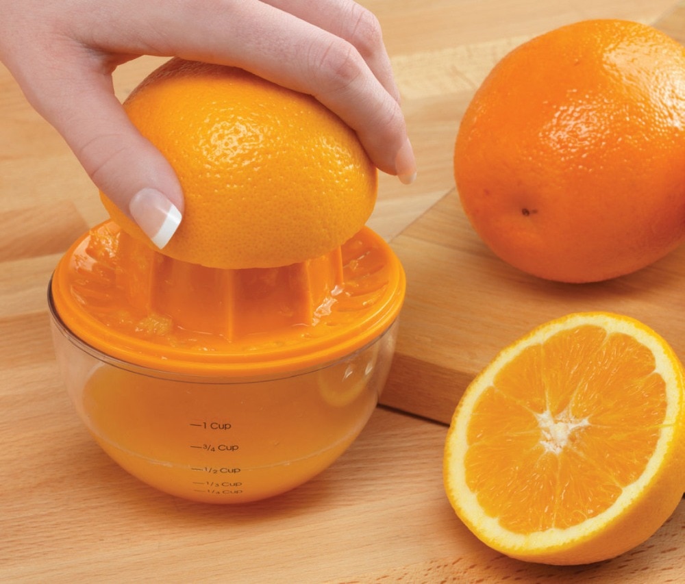 Апельсин также хорошо помоем, ошпарим кипятком, с половины снимем цедру и выжмем сок из всего апельсина.