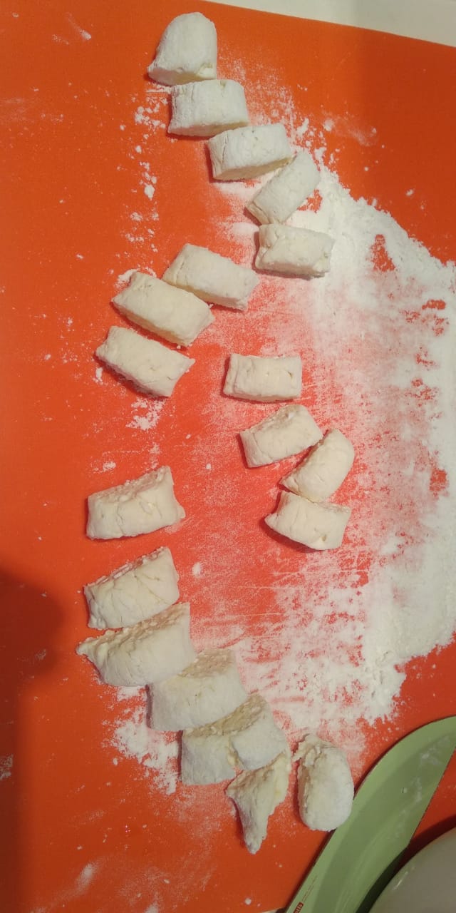 Нарезаем колбасу на клецки