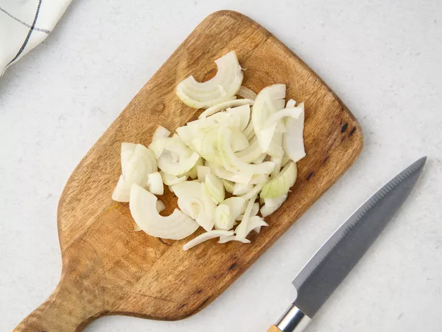 Нарежьте лук полукольцами или кусочками произвольной формы.