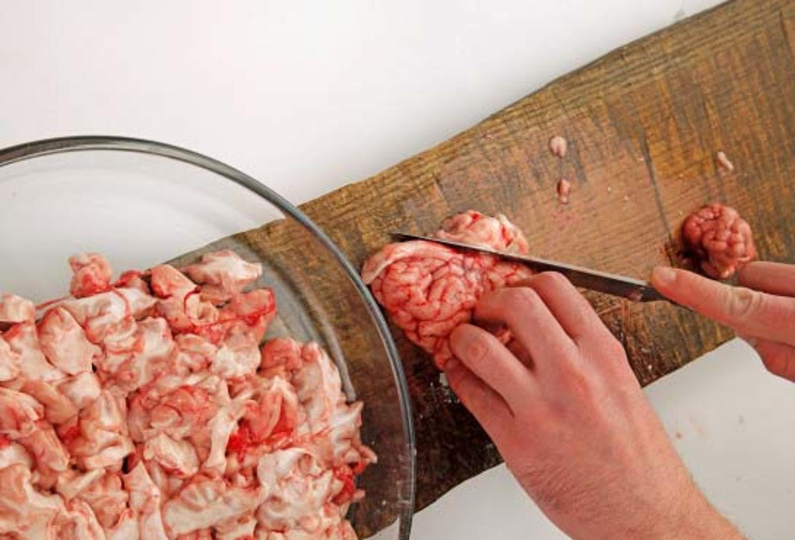 Мозг выньте из воды, обсушите бумажным полотенцем и порежьте кусочками, примерно с грецкий орех. Сложите кусочки мозга в миску с маринадом. Все аккуратно перемешайте, покройте и уберите в холод на 24 часа. 