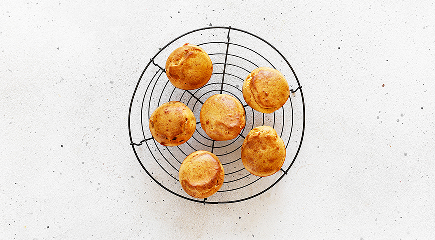 Духовку нагрейте до 180°C. Выпекайте творожные кексы около получаса. Готовой выпечке дайте немного остыть, затем осторожно переложите на сервировочную тарелку.