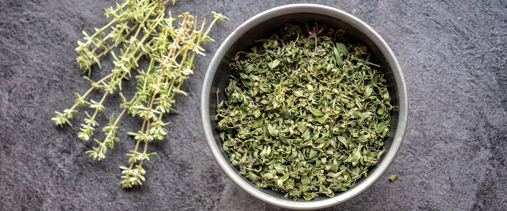 По истечении указанного времени выкладываем мозги и сердечки. Эти субпродукты в разы нежнее желудочков, поэтому их выкладываем чуть позже. На этом этапе добавляем и тимьян. 