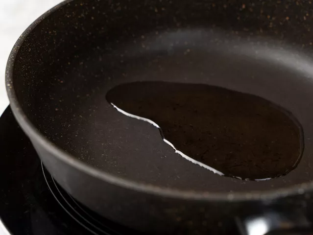 Поставьте сковороду на средний огонь. Влейте в нее масло и дождитесь, когда оно нагреется.
