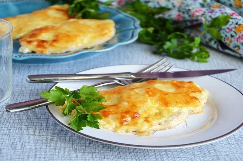 Куриную грудку порезать вдоль на кусочки, с толщиной около одного сантиметра. Присыпать сверху приправой с солью. Выложить на застеленный бумагой для выпечки противень и поставить запекать в разогретую духовку на 10 минут. Достать курицу из духовки, вылож