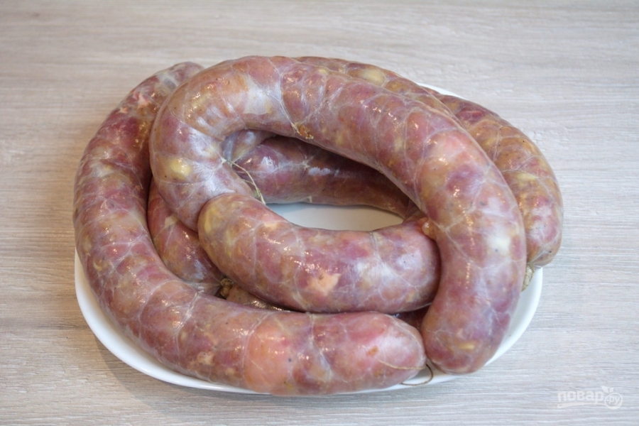 Все подготовлено, фаршируем кишки. Фарш не стоит набивать плотно, т. к. рис при варке увеличится и может разорвать оболочку. Формируете колбаски длиной 15 см, перевязывая шпагатом концы. Чтобы при варке колбаски не разорвались, и пар мог выходить изнутри,