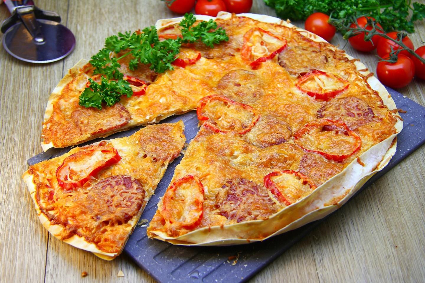 что добавить в пиццу с колбасой и сыром в духовке фото 31