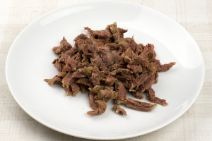 Остывшее мясо, нарежьте соломкой. Делать это нужно вдоль волокон.

