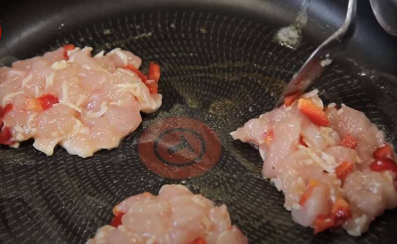 На разогретую и смазанную маслом сковороду ложкой выкладываем котлетки. Жарим с каждой стороны до золотистого цвета.