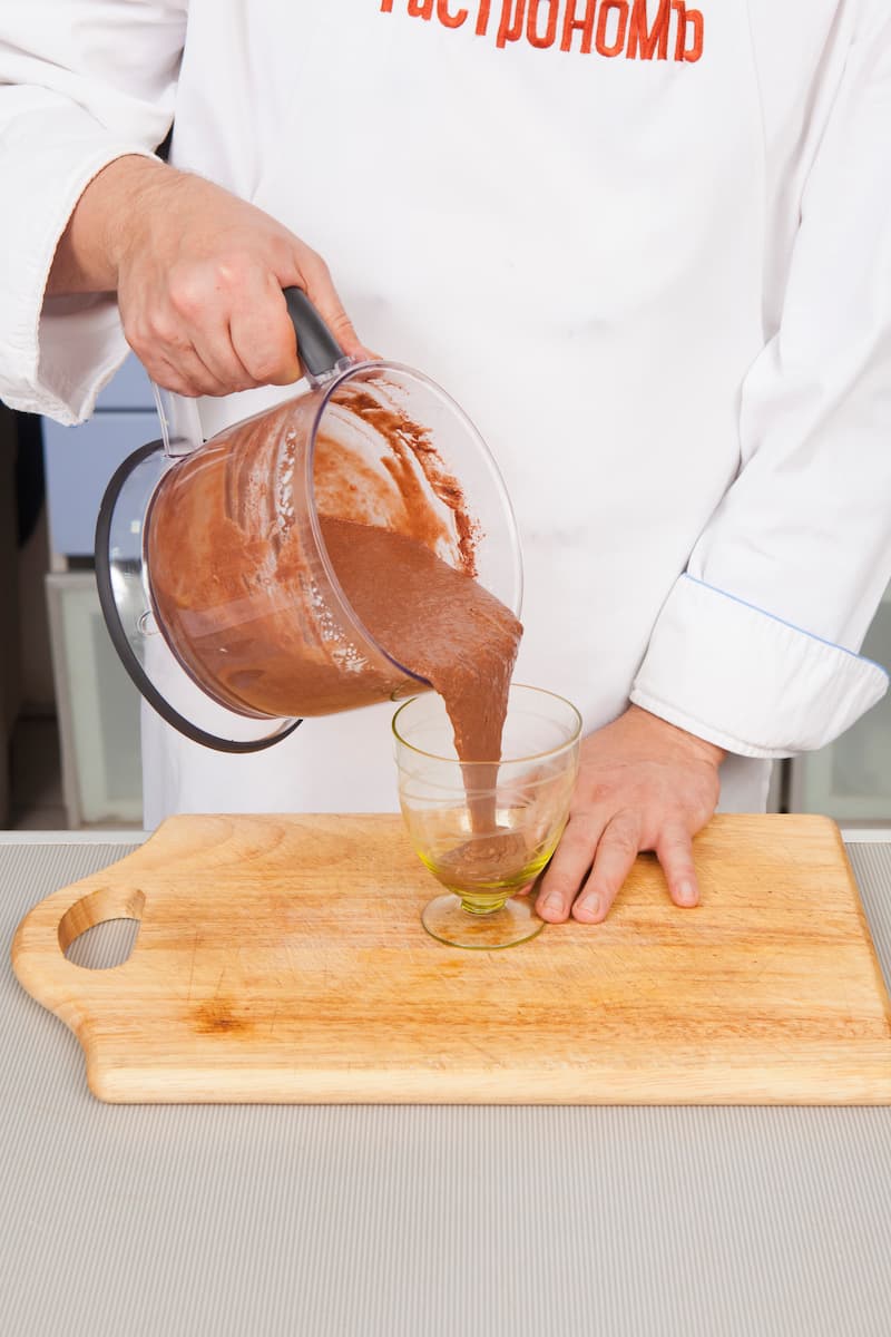 Разлейте напиток по бокалам и сразу же подавайте. Смузи приятно пить слегка охлажденным, поэтому поставьте заранее кокосовое молоко в холодильник.