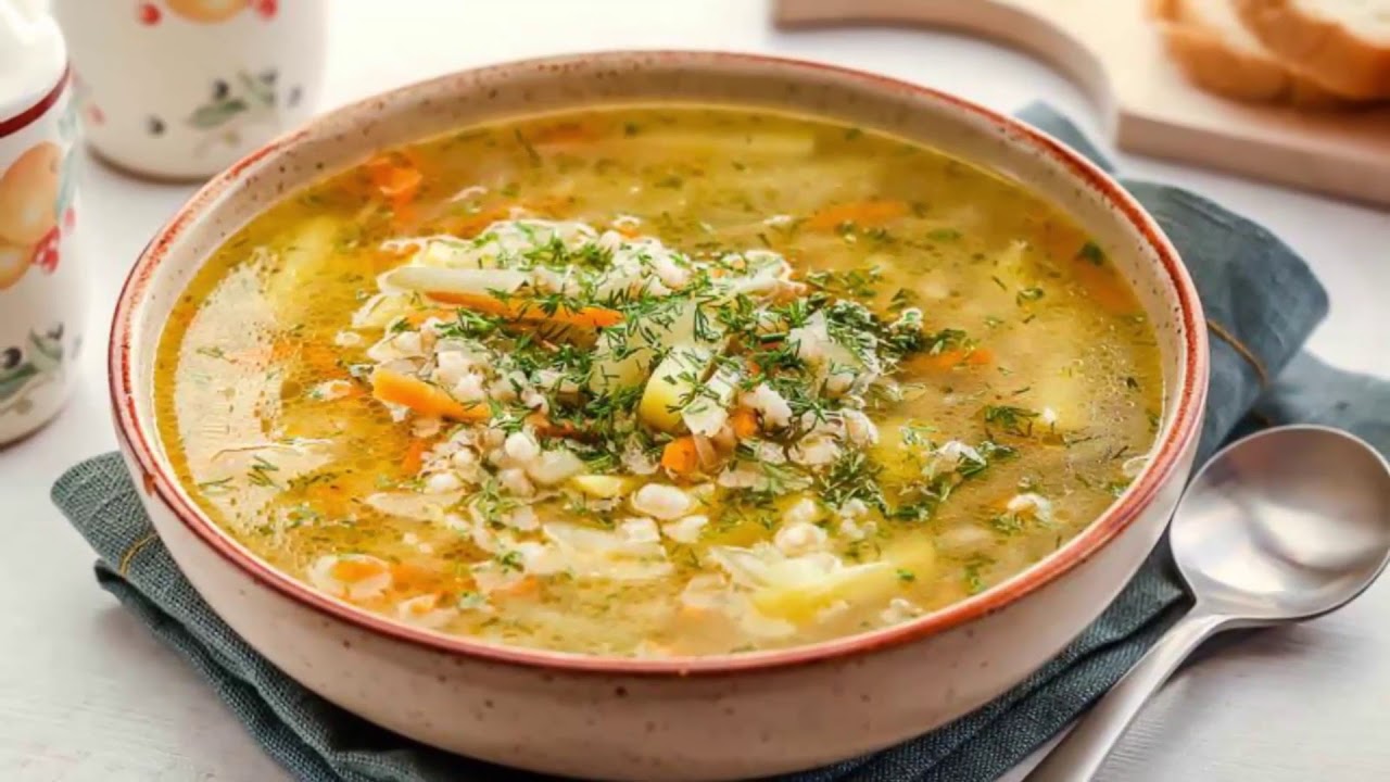 Выложить в суп овощи и печень, добавить сухие травки, лавровый лист. Подправить на соль, дать закипеть и выключить нагрев. Оставить суп под крышкой настояться и упреть минут на 20.