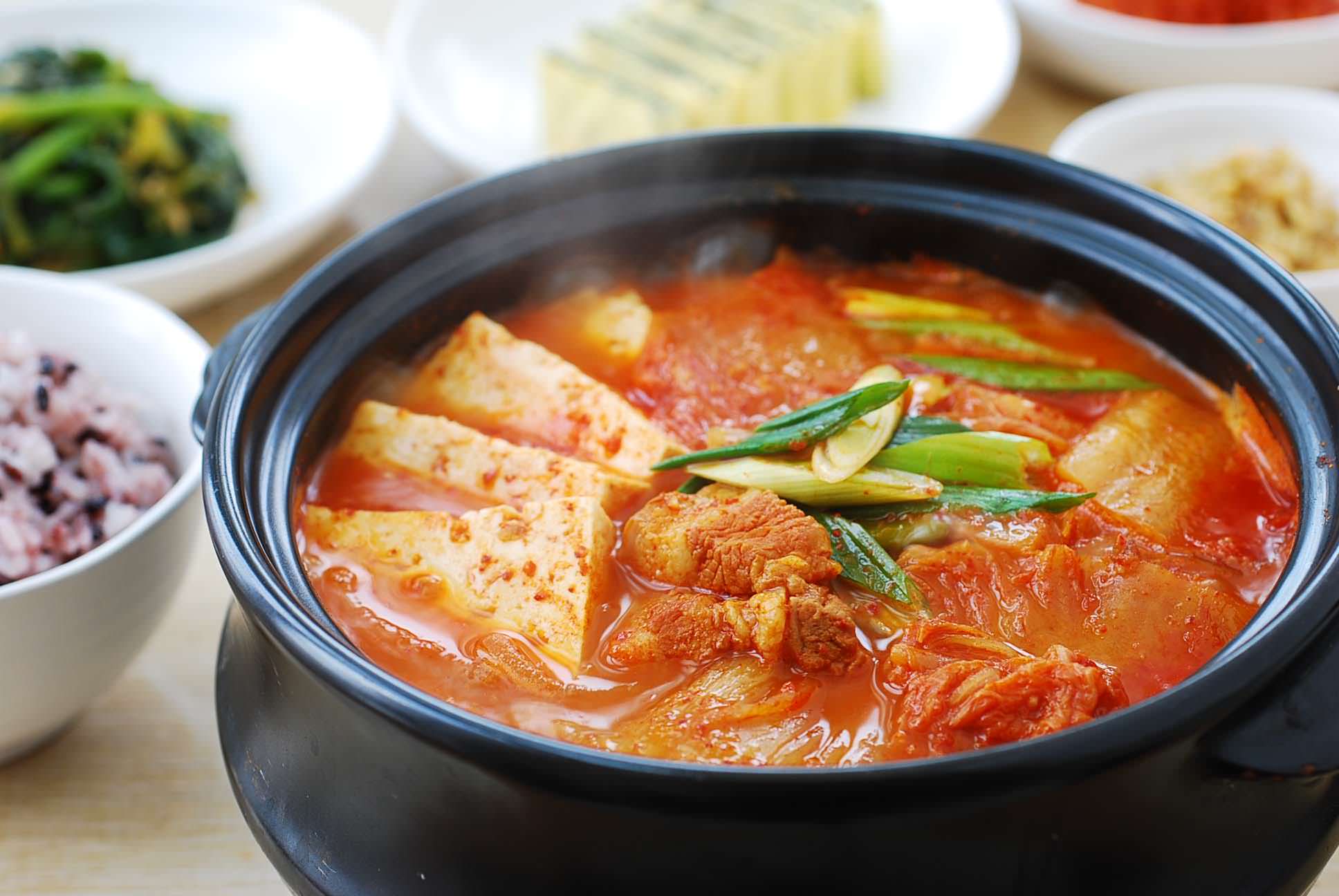Кимчи тиге – острый корейский суп со свининой и кимчи
