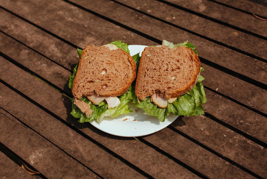 Фирменный рецепт «Формулы еды»: сэндвич с курицей и горчичным соусом