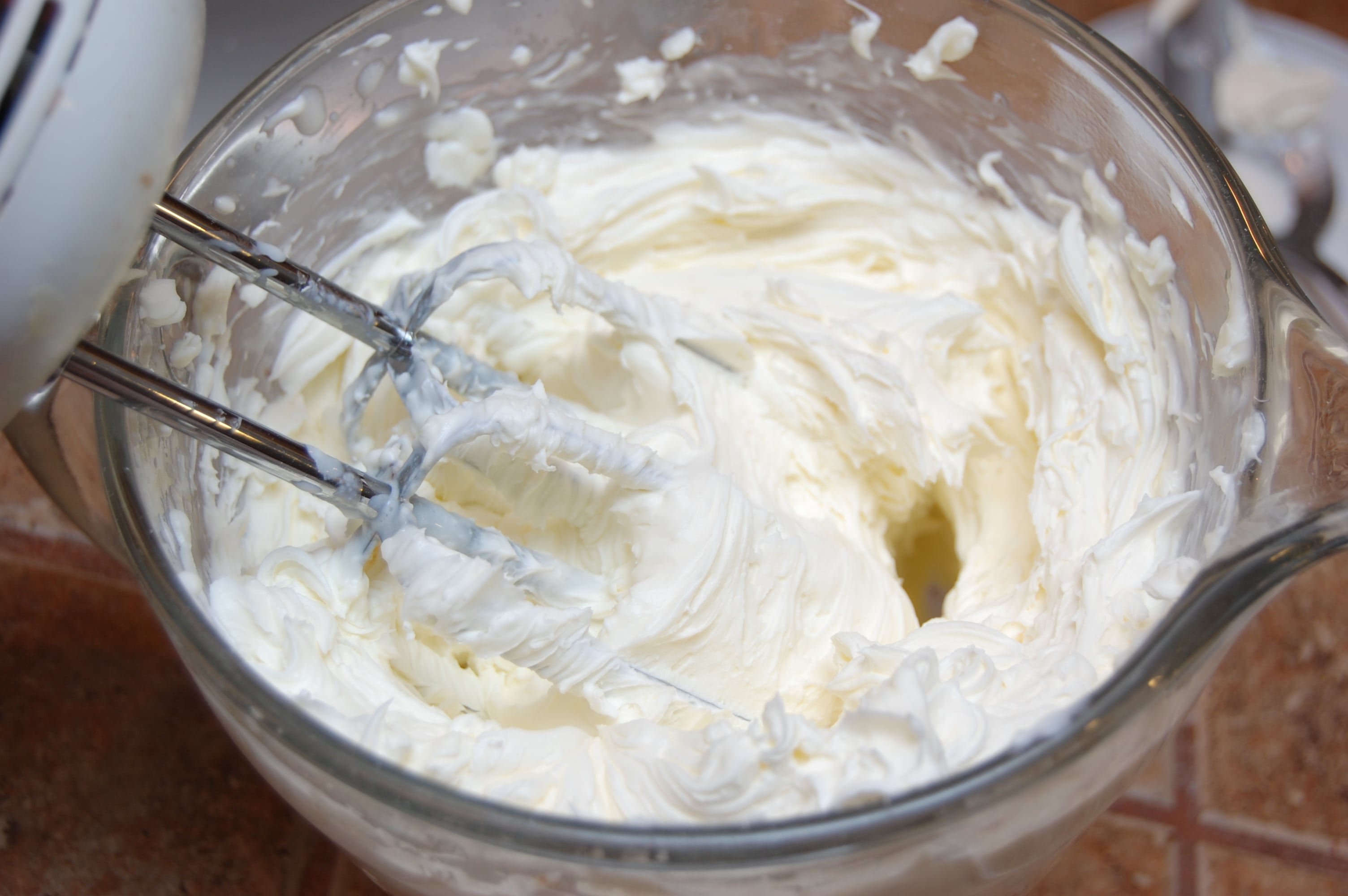 В творожную массу добавьте ванильный сахар и мед. Взбейте массу венчиком или в блендере.