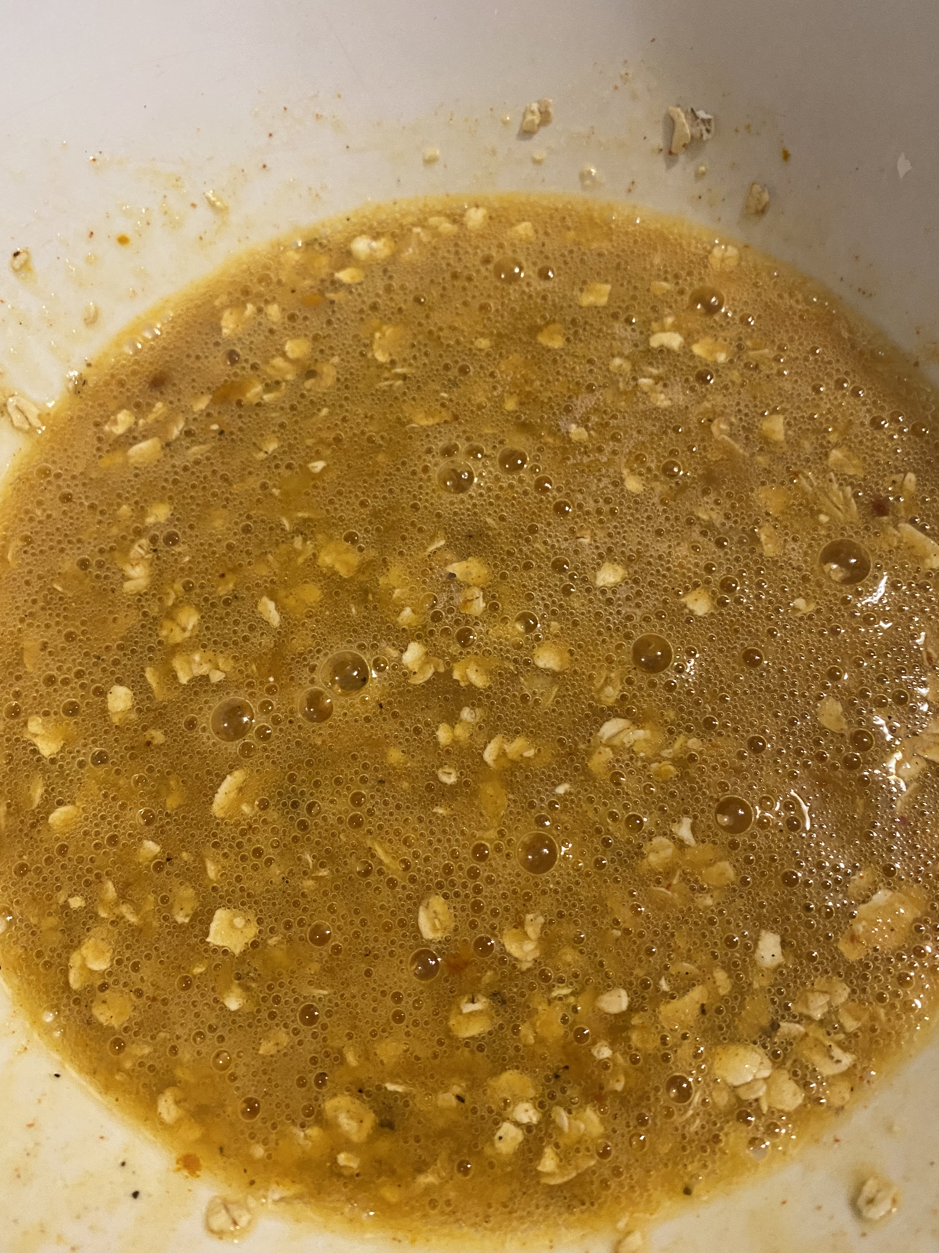 Шаг 2. Готовим тестоДва яйца взбиваем вилкой, солим перчим и добавляем любые специи и травы. Так же добавляем две столовые ложки овсяных хлопьев. И полученной смесью заливаем подготовленные овощи.