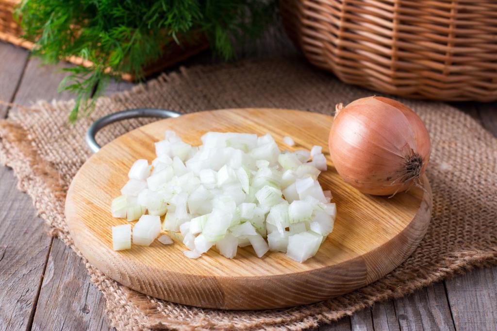 Репчатый лук очистите от шелухи и нашинкуйте как можно более мелко. Здесь блендер даже предпочтительнее ножа.