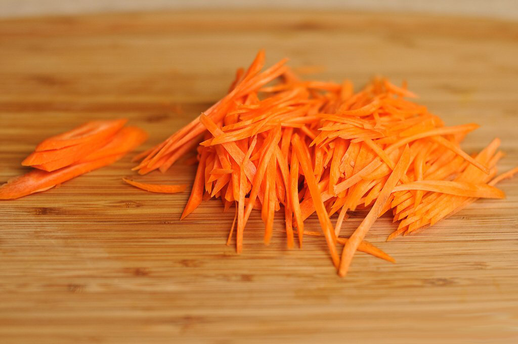Нарезка овощей соломкой. Нашинковать морковь соломкой блендер. Морковь брусочками. Морковь нарезанная. Морковь нарезанная тонкой соломкой.