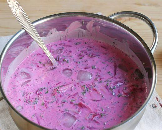 Добавляем в свекольник лед, а также соль и перец по вкусу.