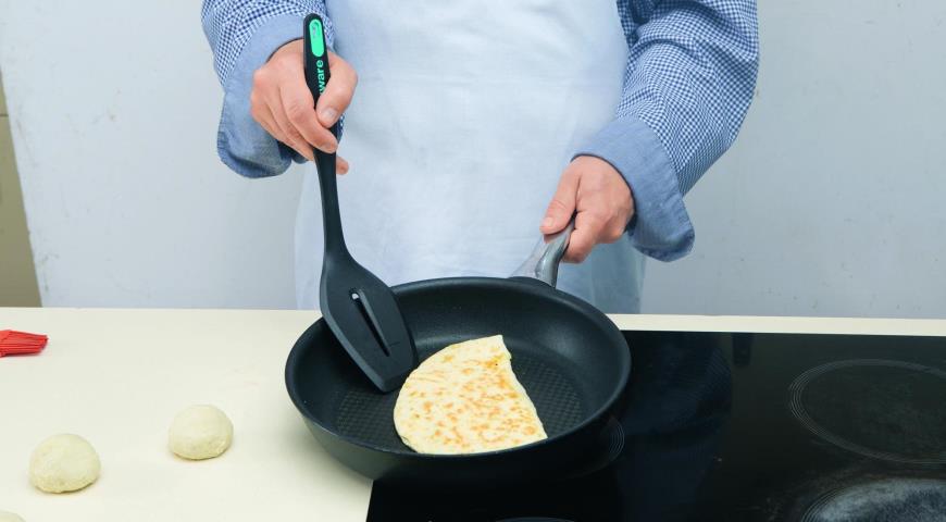 Жарьте лепешки на сухой сковороде с толстым дном (в идеале – чугунной) до коричневых пятнышек с обеих сторон. Готовые лепешки сразу смазывайте маслом, складывайте в стопку и держите теплыми до подачи.