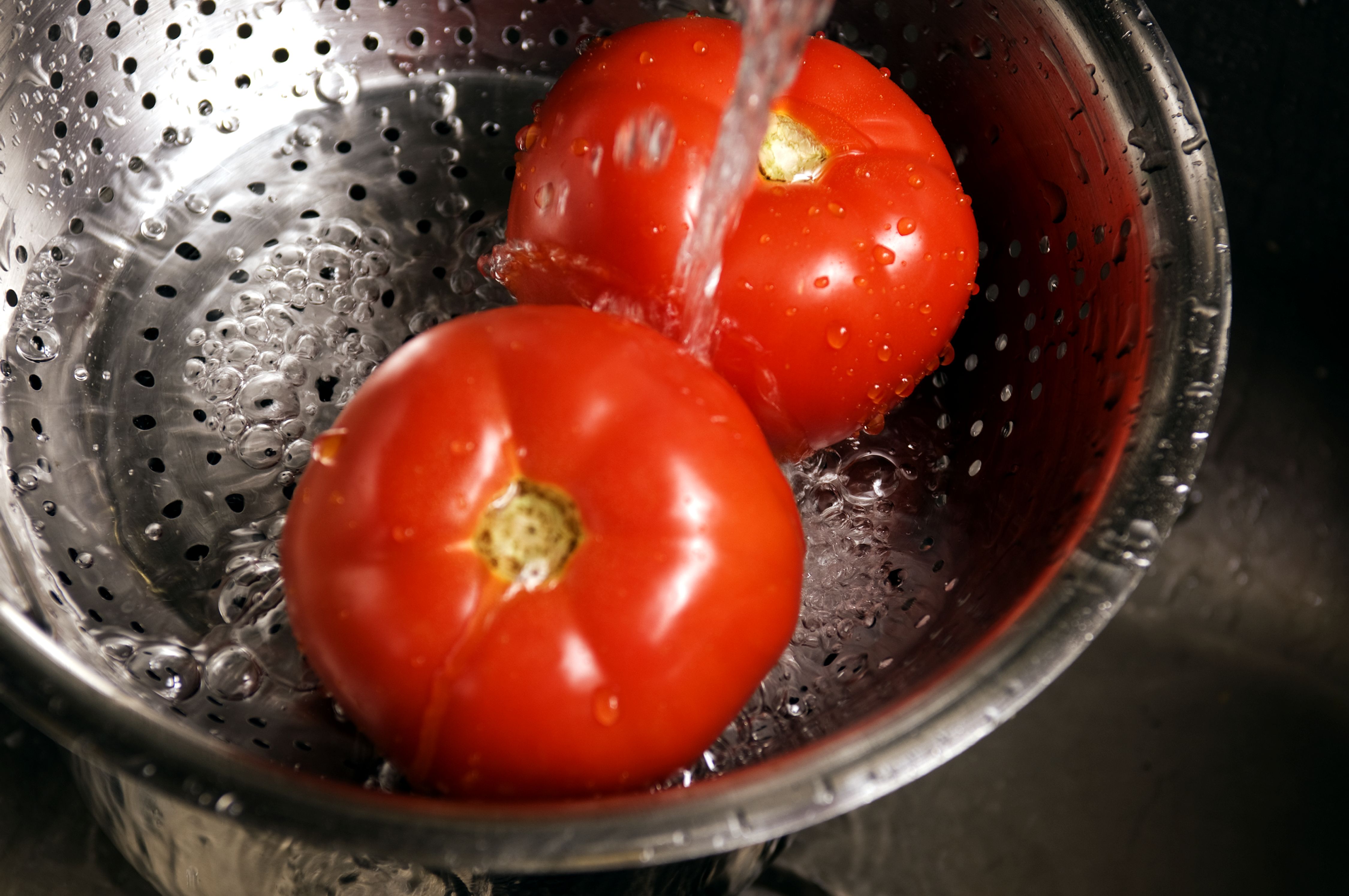 Как правильно приготовить помидоры. Помидор мытый. Помыть помидоры. Мойка помидоров. Томаты в кулинарии.