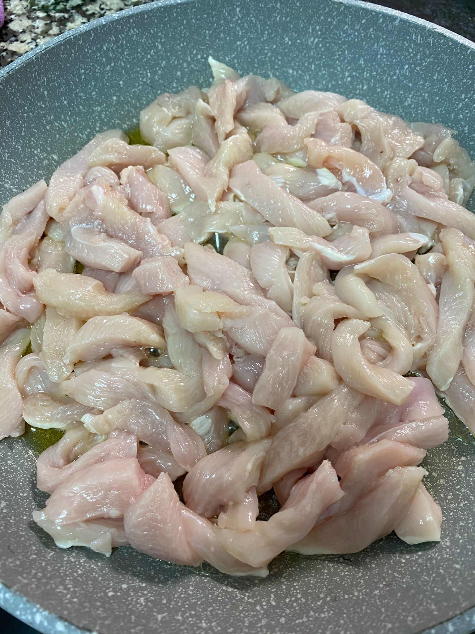 Итак, нарезаем мясо соломкой и отправляем мясо на горячую сковороду – поджариться  в оливковое масло. 