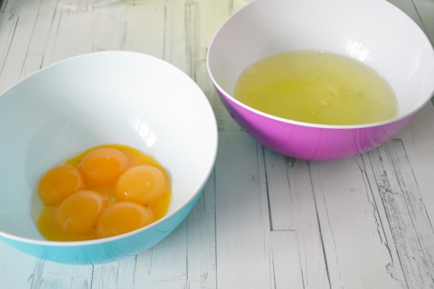 Яйца хорошо помойте, отделите желтки от белков. Желтки добавьте в творог, перемешайте.