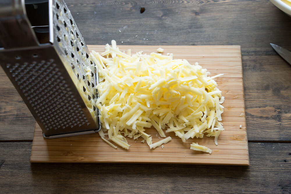 Натереть твердый сыр на мелкой терке, 1 яйцо и манку, добавить к фаршу и тщательно вымешать.