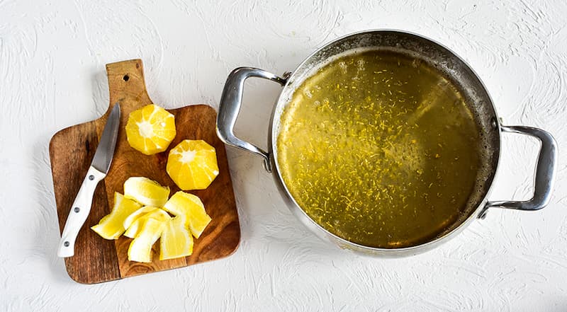 С лимонов снимите цедру мелкой теркой и всыпьте в остывающий сироп. Очистите лимоны от белой прослойки и удалите косточки.