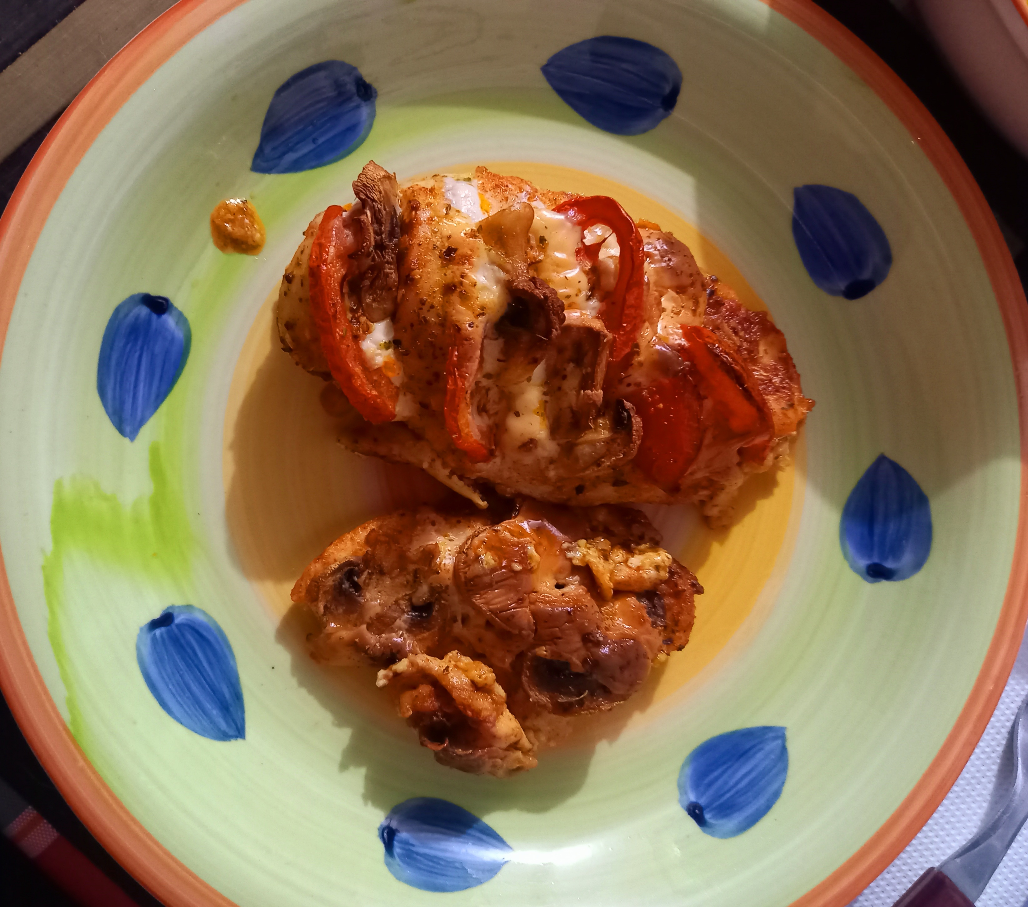 Оставшиеся ингредиенты можно выложить рядом. Форму поставить в разогретую до 180 градусов духовку на 30-35 минут. Подавать блюдо горячим с любимым гарниром. Замечательно вкусно с салатом из свежих овощей