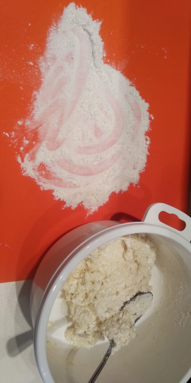 А мы тем временем не зеваем, а вымешиваем мягкое пластичное тесто