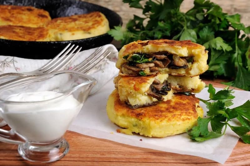 Паровые картофельные зразы с лесными грибами