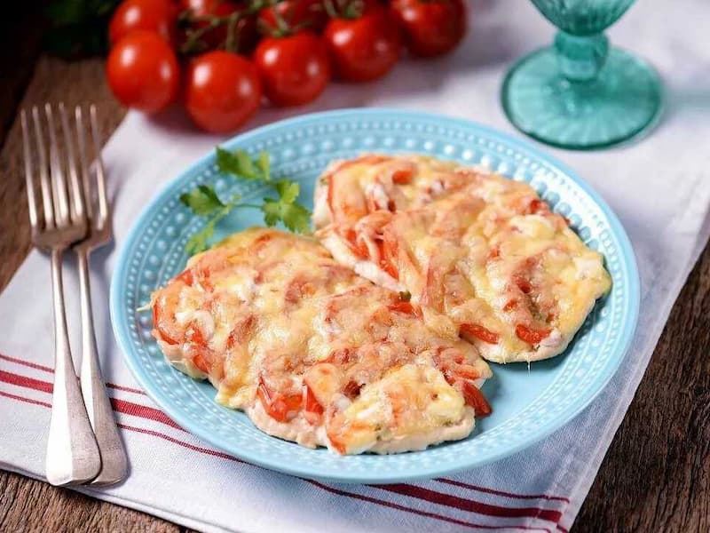 Куриное филе, запеченное с шампиньонами и помидорами