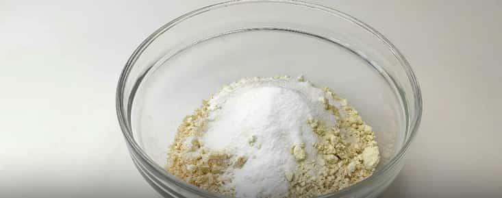 Овсянку и стружку пересыпать в миску, добавить сухие ингредиенты: муку, разрыхлитель, сахзам и ванилин. Перемешать венчиком.