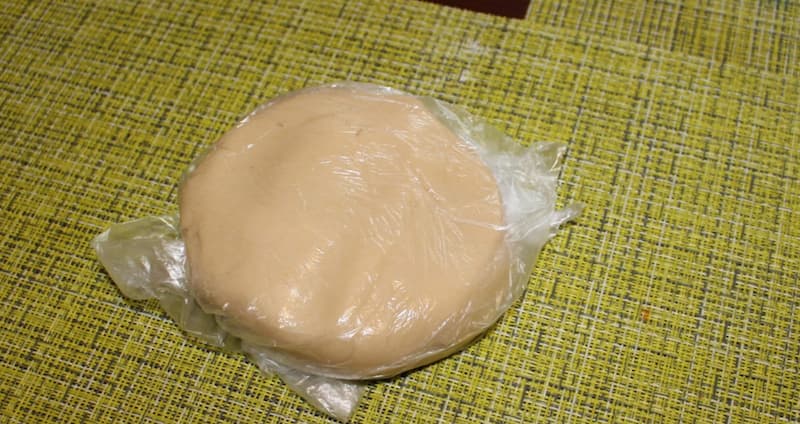 Оберните тесто в пищевую пленку и положите в холодильник на 30 минут.