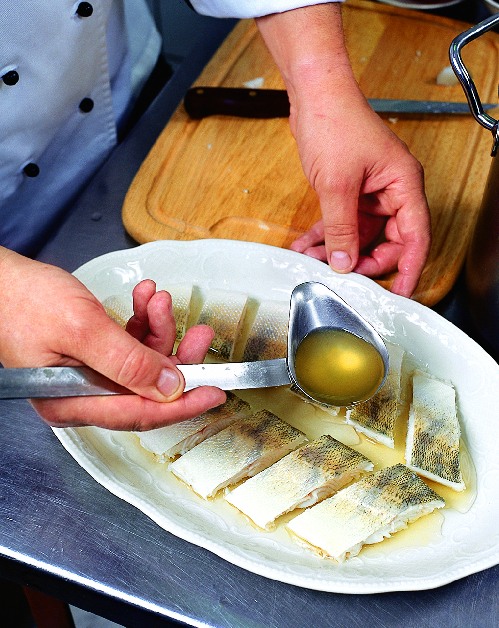 В блюдо для заливного налейте ланспик слоем 5 мм. Поставьте в холодильник до полного застывания. Нарежьте рыбное филе аккуратными небольшими кусочками. Выложите рыбу на застывший слой желе.