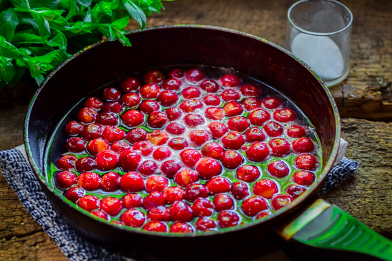 Для начинки: мякоть вишни посыпают сахаром и прогревают до температуры 30-40 градусов. Затем при непрерывном помешивании вводят крупу манную и прогревают при температуре 90-95 градусов. Перед формовкой начинку охлаждают.
