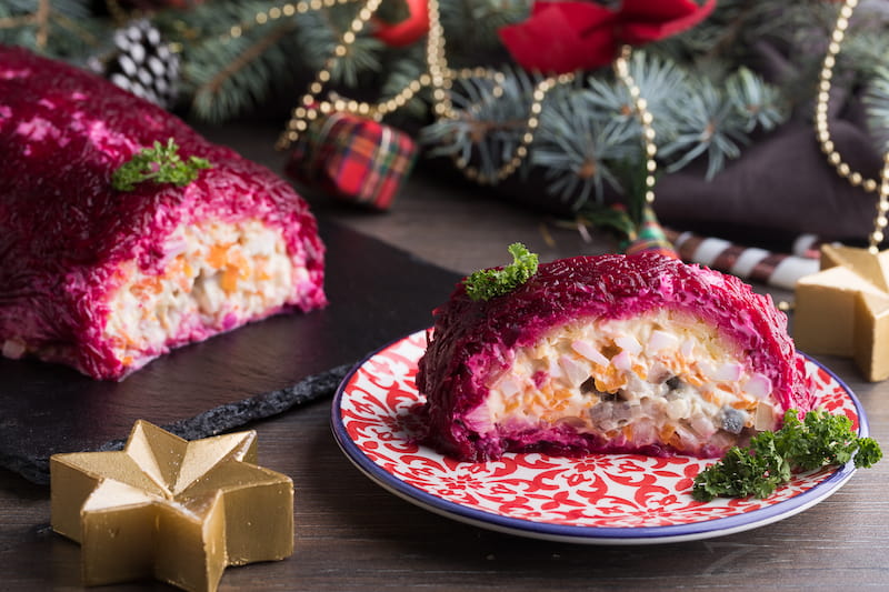 Как долго можно хранить салаты, горячее и другие новогодние блюда