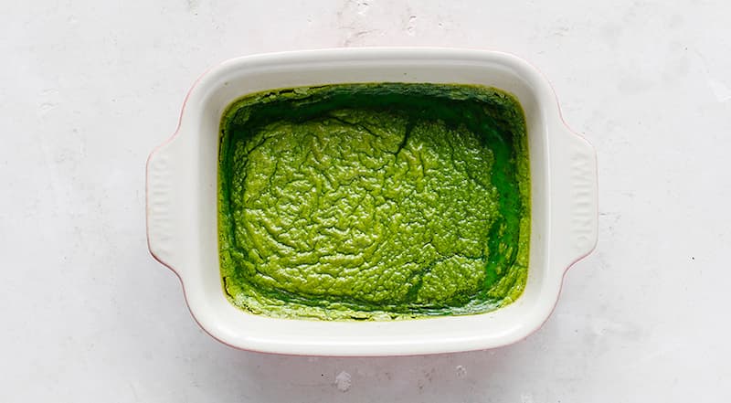 Подавайте омлет горячим, с йогуртом.