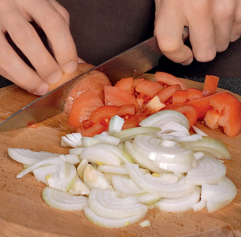 Помидорную мякоть измельчить в блендере или просто порубить ножом. Лук очистить и нарезать тонкими полукольцами. Говядину вымыть и хорошо обсушить бумажным полотенцем.