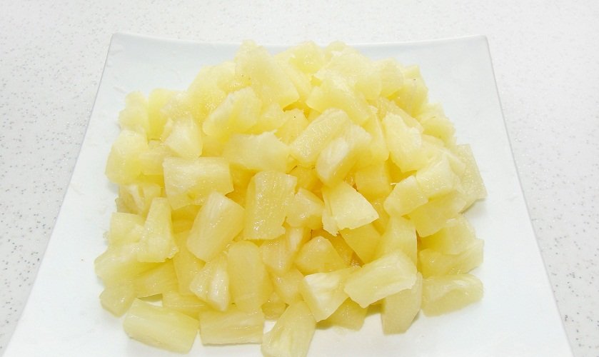 Режем консервированный ананас на кусочки (если он кружочками).