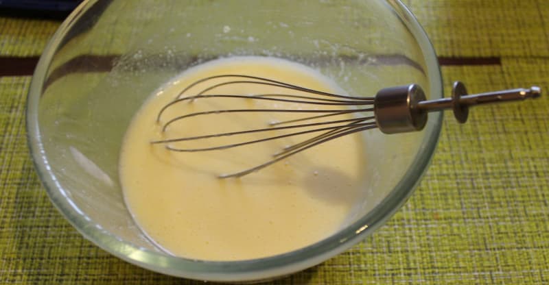 В емкости для взбивания смешайте яйца с медом, постепенно добавляя сметану.