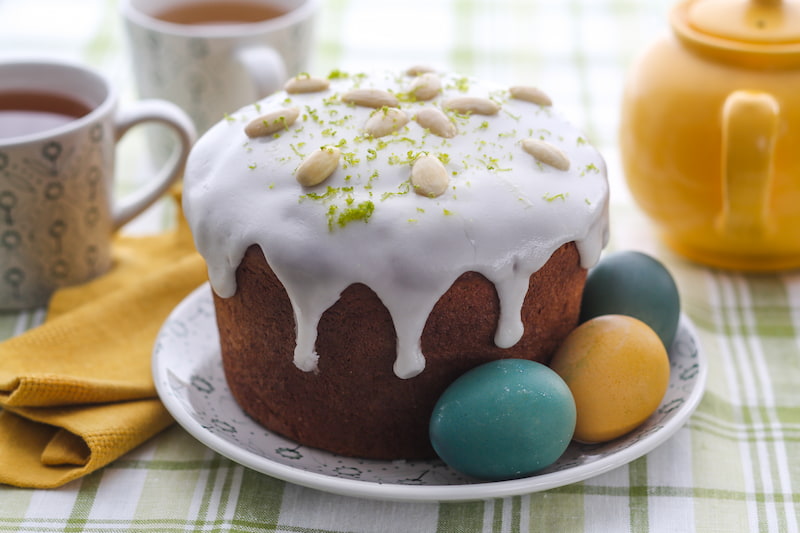 Кулич на кефире с миндалем