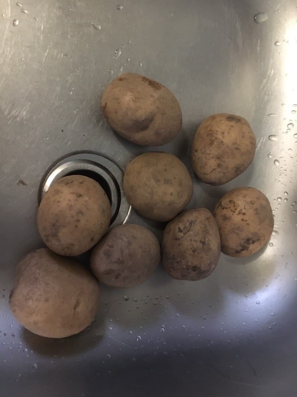 Берем 7 некрупных картошек, промываем, но не очищаем.