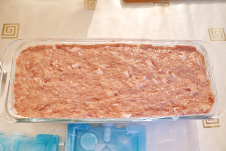 Готовую мясную массу выложить в прямоугольную форму. Разровнять. Несколько раз отбить форму об стол, чтобы вышел лишний воздух. Выпекать хлеб в разогретой до 180°С духовке около 1 часа. Затем дать постоять в остывающей духовке еще 10 минут. 