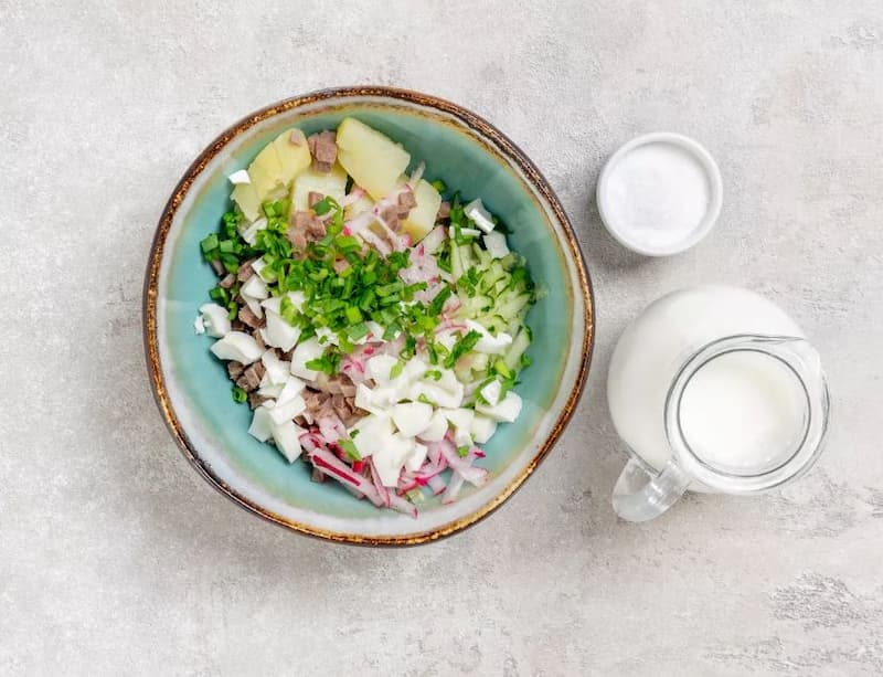 Все ингредиенты соедините в тарелке. Мацони разведите газировкой, посолите. Залейте этой смесью окрошку в тарелке