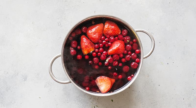 Запустите ягоды, доведите до закипания, убавьте огонь и варите 4–6 минут.