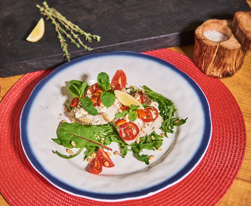 Запекать 10-12 минут. Выложить на тарелку и украсить любой зеленью.