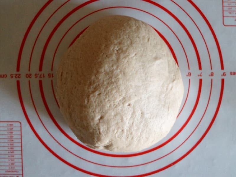 Теплое молоко выливаем в миску, добавляем сметану и сахар, перемешиваем венчиком. Муку, соль и дрожжи просеиваем. Хорошо вымешиваем тесто (не менее 10 минут).