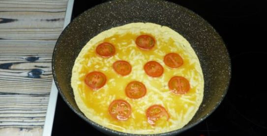 Сверху выложить помидоры и накрыть второй лепешкой. Оставить под крышкой на 3-4 минуты, чтобы яйца схватились. Блюдо готово.